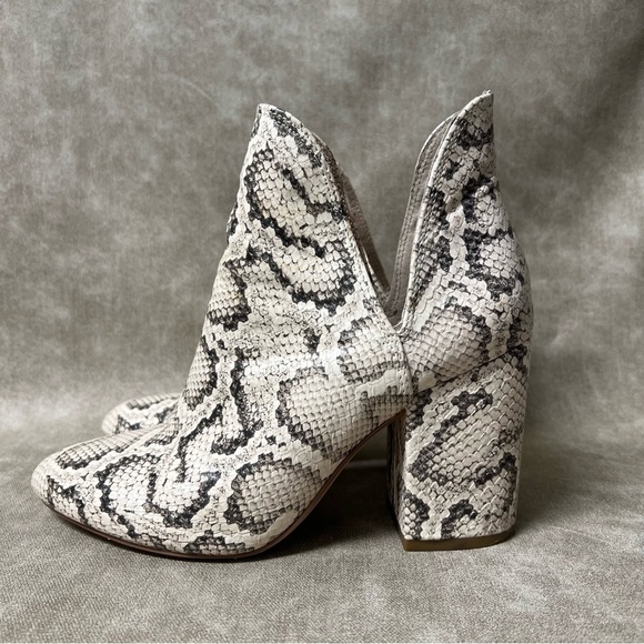 STEVE MADDEN
Women's Rookie Chop-Out Booties - Picture 4 of 9